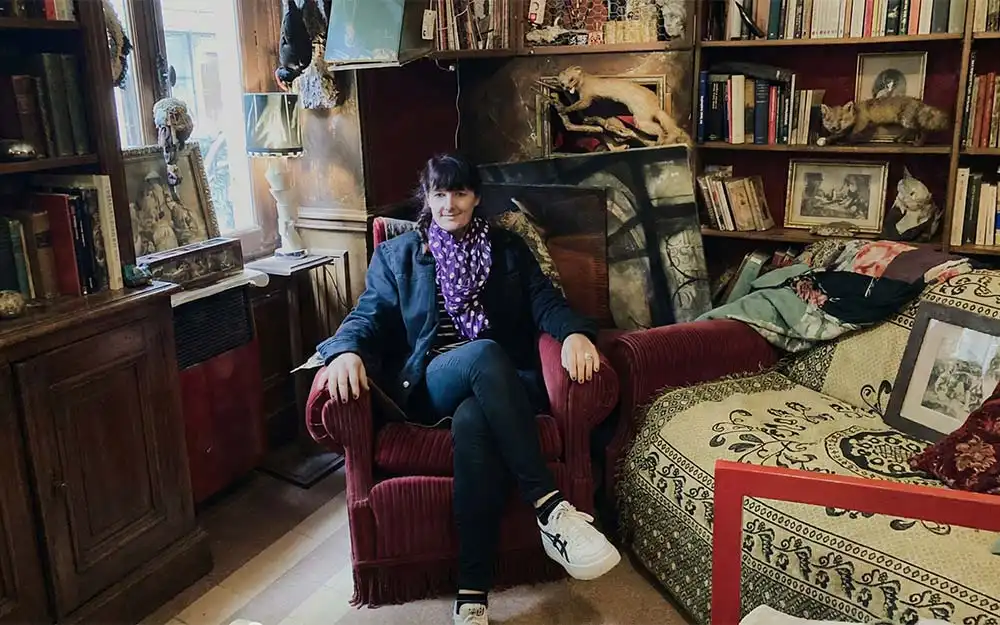 Sylvia Fardel assise sur un fauteuil